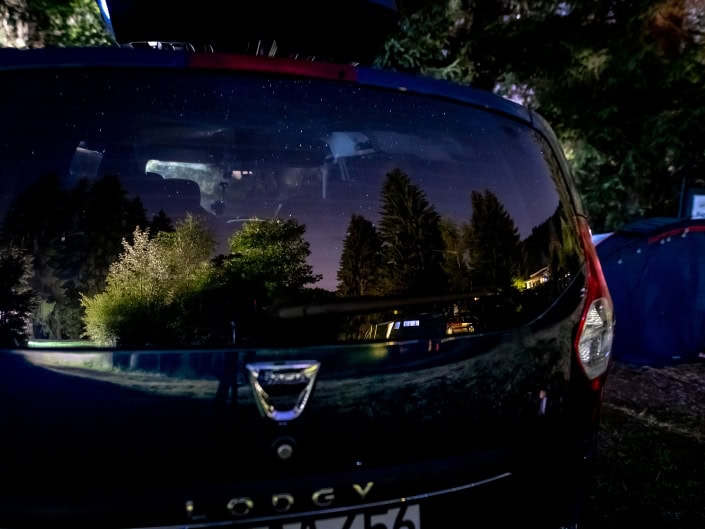Reflektion bei Nacht vnächtlicher Sternenhimmel als Reflektion in der Heckscheibe vom Dacia Lodgy, fotografiert mit der Canon EOSR & dem Sigma 20mm Art