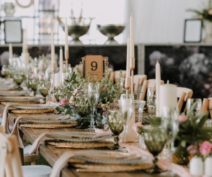 Weddings are expensive, but these tips are the best way to keep your wedding budget friendly.