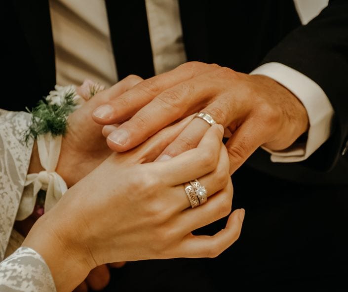 Weddings are expensive, but these tips are the best way to keep your wedding budget friendly.
