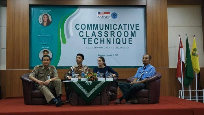 Lagi, Native AMINEF Berbagi Teknik Communicative Classroom Bagi Guru