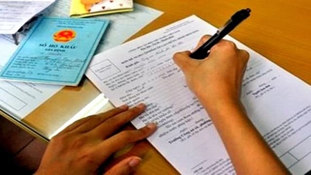Ai có quyền thực hiện thủ tục làm giấy khai sinh.