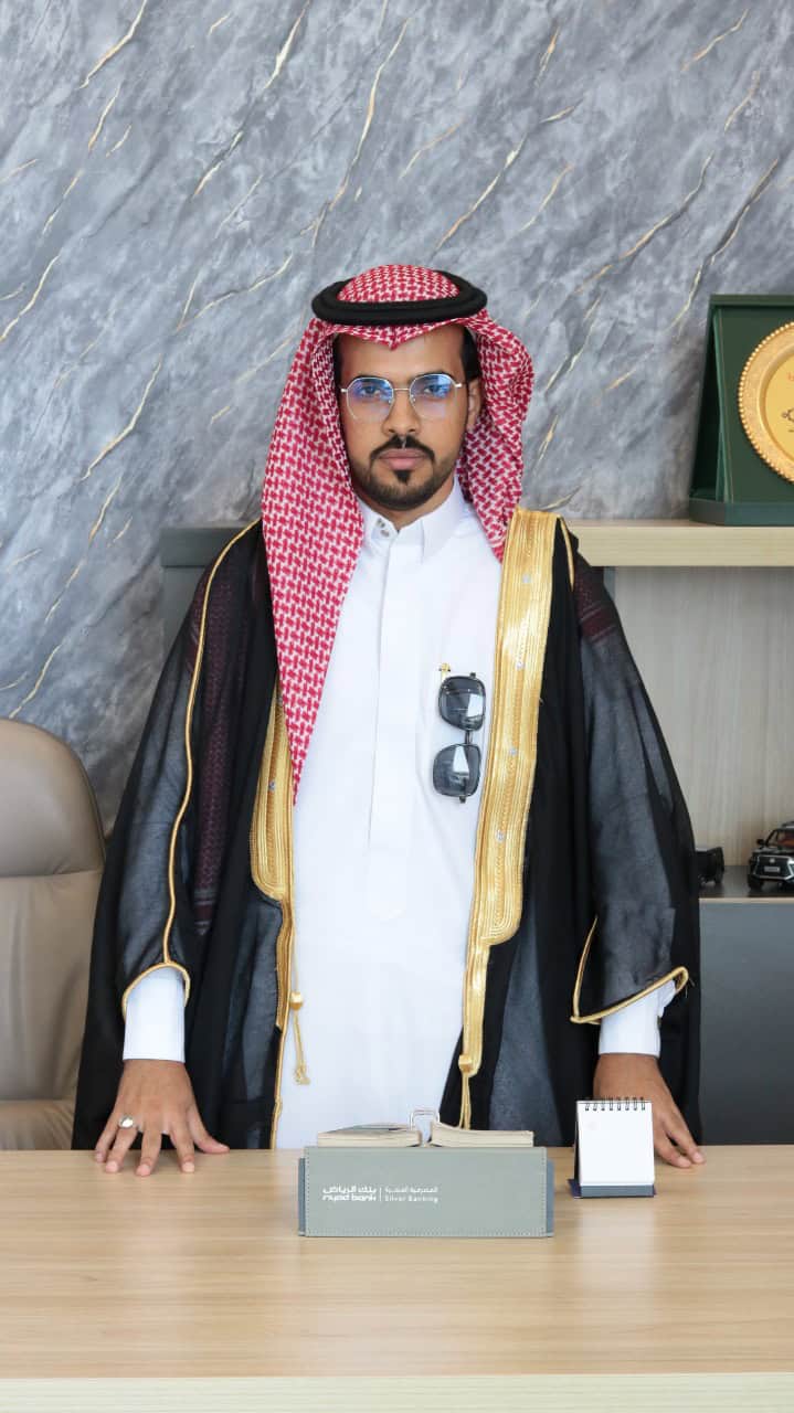 محامي سعودي يرتدي الزي التراثي، يقدم خدمات قانونية متميزة، خبرة عالية في المجال القانوني.