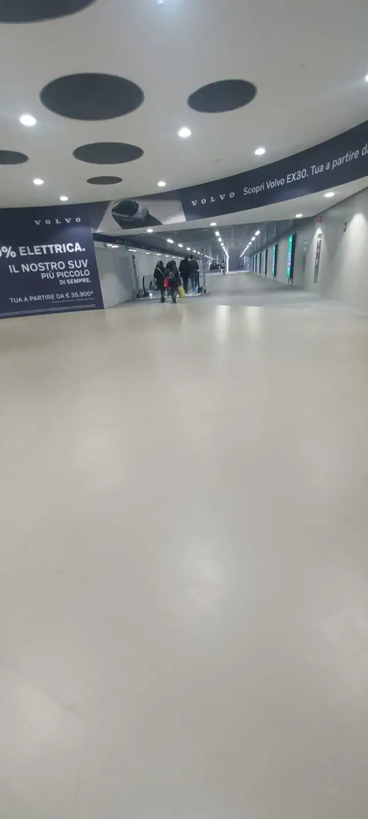 Dettaglio del rivestimento in resina Ultratop Loft, stazione Linate Metro M4 Milano