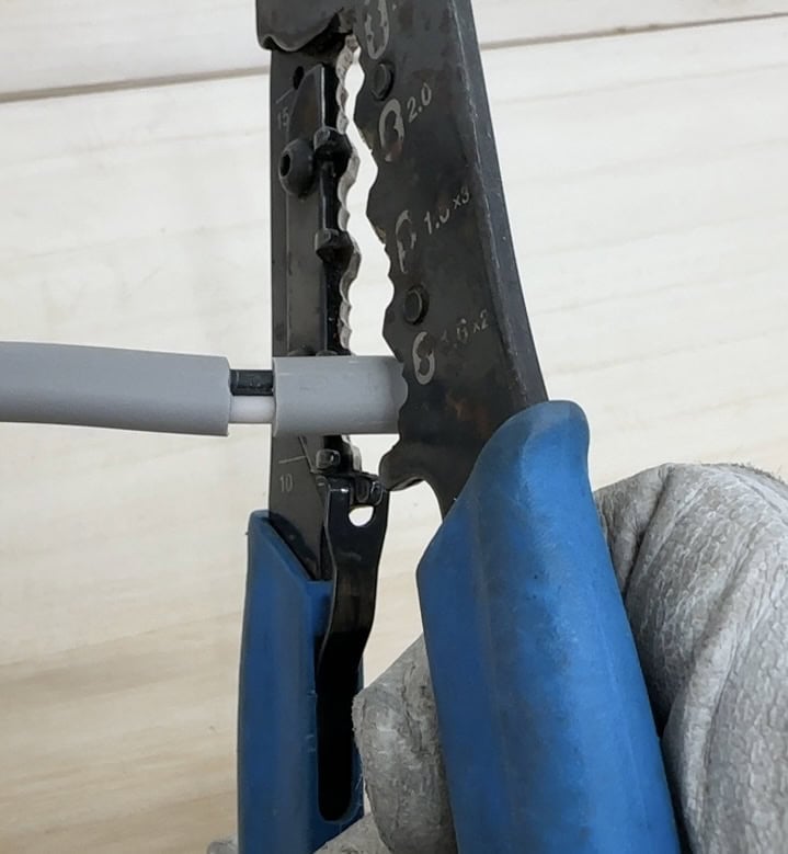 ストリッパーで被覆を剥く