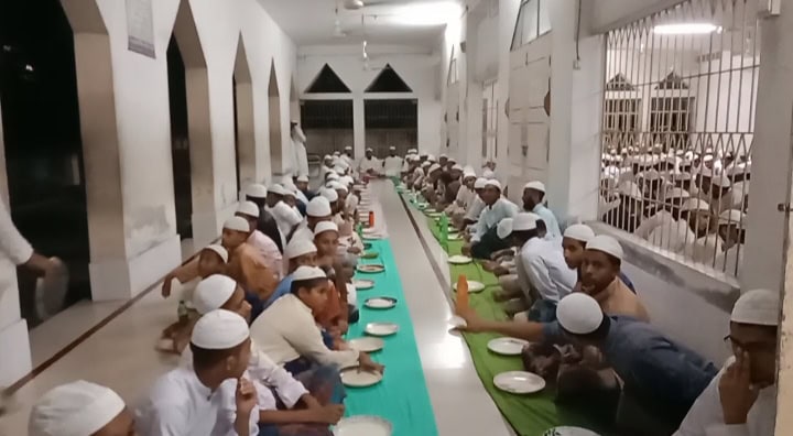 রায়গঞ্জে ৮ শত মাদ্রাসা ছাত্রদের মাঝে খাবার বিতরণ করেন , রুহী আফজাল