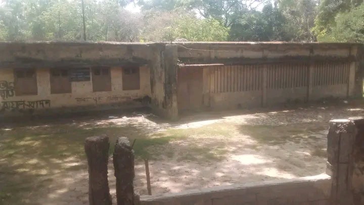 রাজবাড়ী বরাট হাসপাতাল জরাজীর্ণ অবস্হায় পড়ে রয়েছে