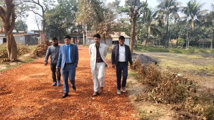 পরায়ী রোডে আবারও নিম্নমানের সুরকি দিয়ে কাজ, ঘটনাস্থল পরিদর্শনে ইউএনও’র কঠোর হুঁশিয়ারি