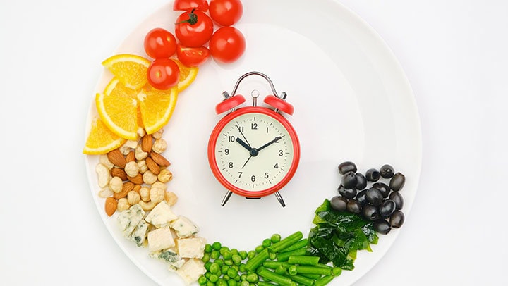 Imagem representando protocolo de jejum intermitente com relógio marcando intervalo alimentar
