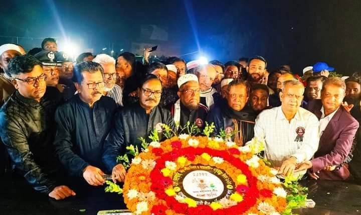 একুশের প্রথম প্রহরে জামালপুরে কেন্দ্রীয় শহীদ মিনারে ভাষা শহিদদের প্রতি শ্রদ্ধা নিবেদন