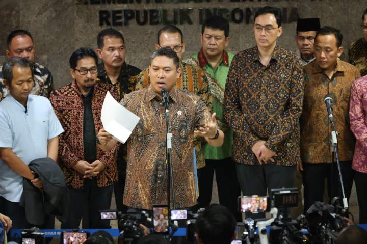 Wakil Menteri Pertanian Sudaryono menyampaikan keterangan pers terkait aturan wajib lapor ekspor komoditas strategis nasional di Jakarta.