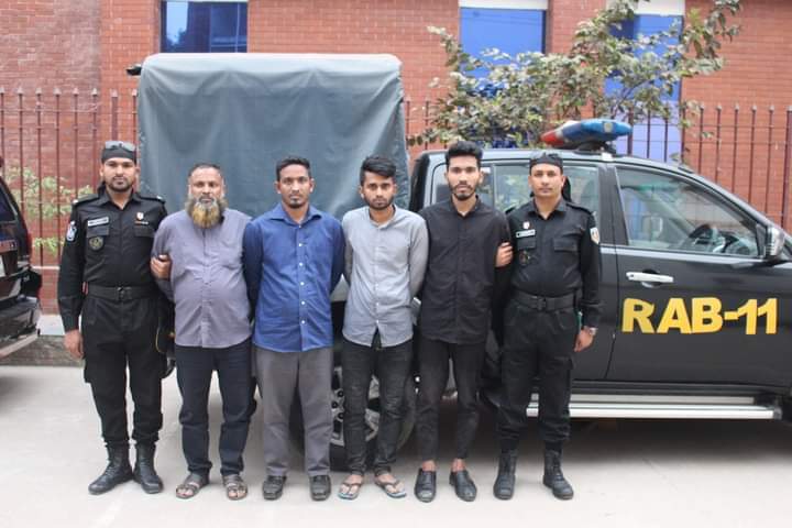নারায়ণগঞ্জে অভিযানে ২৫ কেজি গাঁজাসহ ০৪ জন মাদক ব্যবসায়ীকে প্রাইভেটকার সহ আটক করেছে র‌্যাব-১১