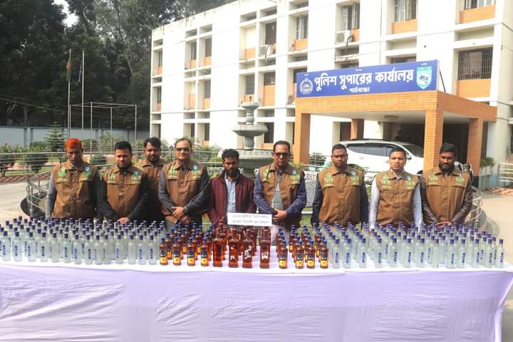 গাইবান্ধায় ২৯৩ বোতল বিদেশী মদ সহ কুখ্যাত এক মাদক কারবারিকে গ্রেফতার করেন ডিবি পুলিশ।