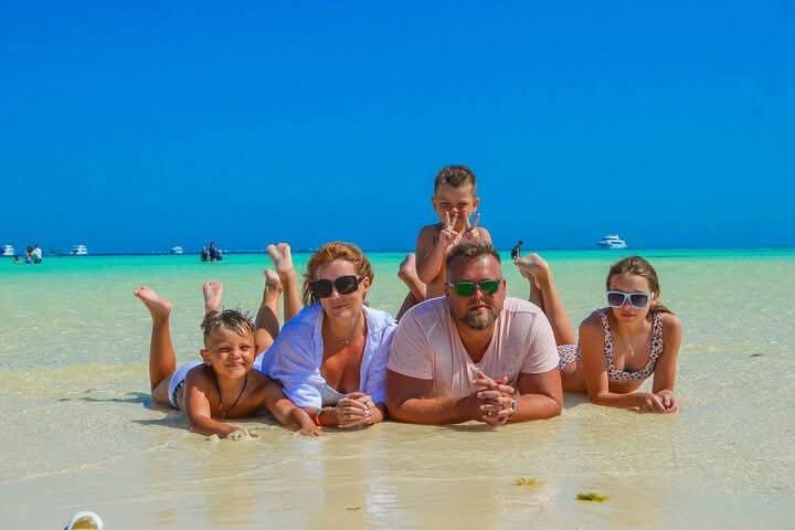 Hurghada Oktober Wetter ist ideal für einen schoenen Urlaub wie dies Foto zeigt touristen ,die ihren Urlaub genießen