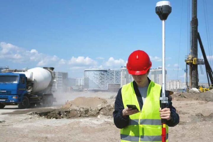 worker using HSE Software