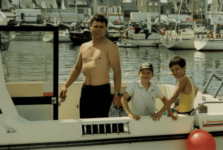 Image d'époque de ce Michel Brissard et ses 2 enfants Antoine et Fabien. Fondateur du musée de Normandie DDAY OMAHA MUSEUM.