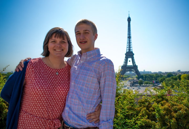 A couple posing in front of the Eiffel Tower