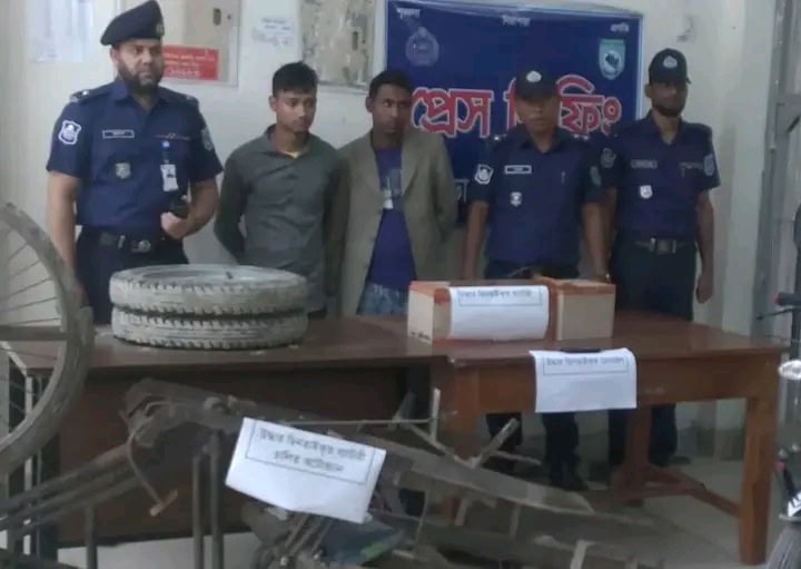 গঙ্গাচড়ায় ৩ ছিনতাইকারীরা আটক, ছিনতাইকৃত অটো ভ্যান উদ্ধার