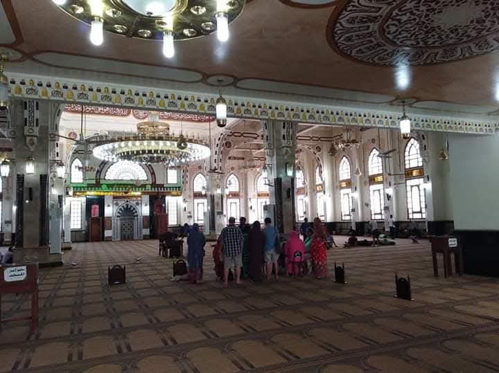 Kunden während der Stadtrundfahrt Hurghada beim Besuch einer Moschee in El Mina