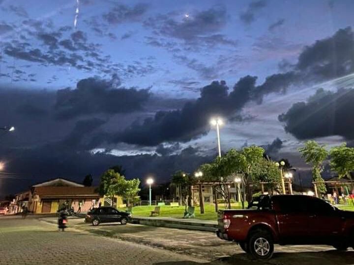 Trilha de fumaça vista da cidade de São João de Pirabas, PA