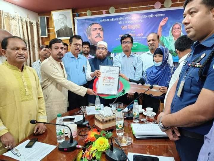 জামালপুরে ১২৪ টি ভূমিহীন-গৃহহীন পরিবার পেল জমিসহ ঘর