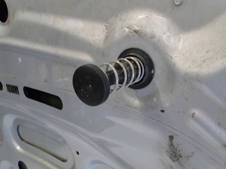 MERCEDES EQS 297 ODBÓJ ELEMENT SPRĘŻYSTY MASKI - obrazek 3