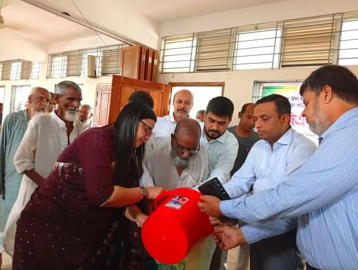 ঈদুল আযহা উপলক্ষে পৌরসভায় অসহায় মানুষের মাঝে ভিজিএফ এর চাল বিতরণ