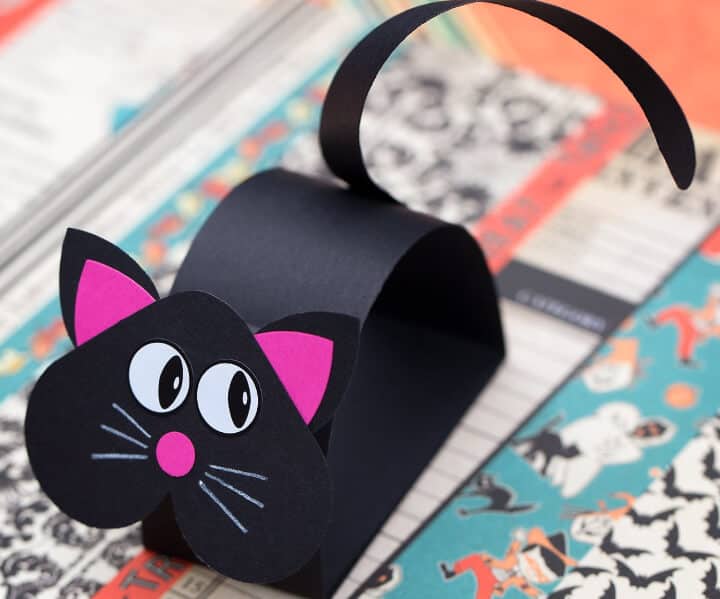 easy craft for kids for Halloween featuring black cat craft made with paper