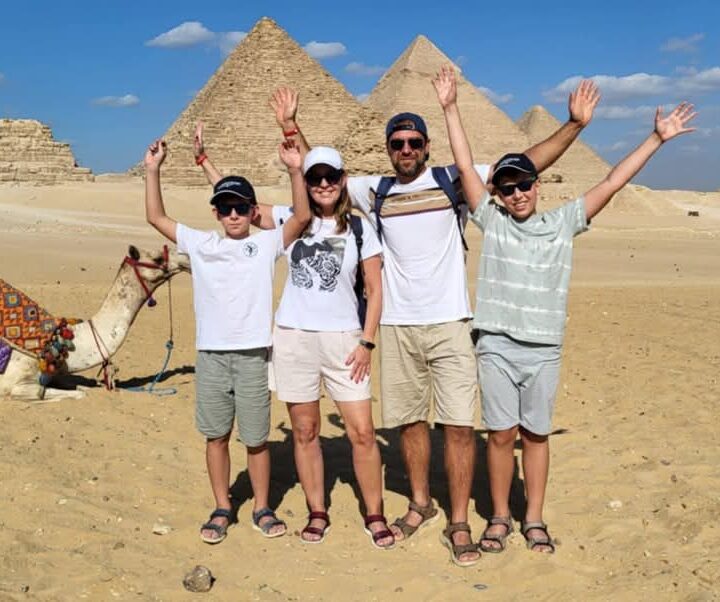 Gäste beim Ausflug von Marsa Alam nach Kairo mit Flug vor den drei Pyramiden von Gizeh