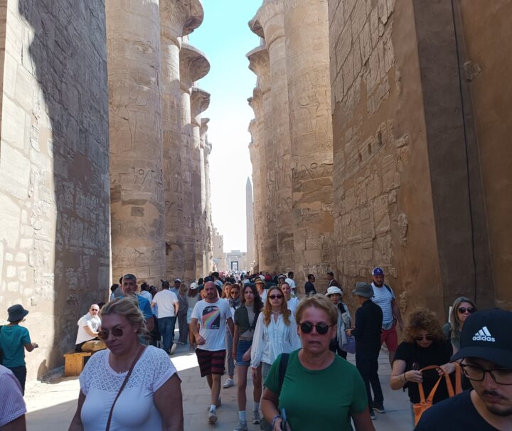 Touristen aus Marsa Alam im Säulensaal des Karnak-Tempels beim Marsa Alam Ausflug Tal der Könige