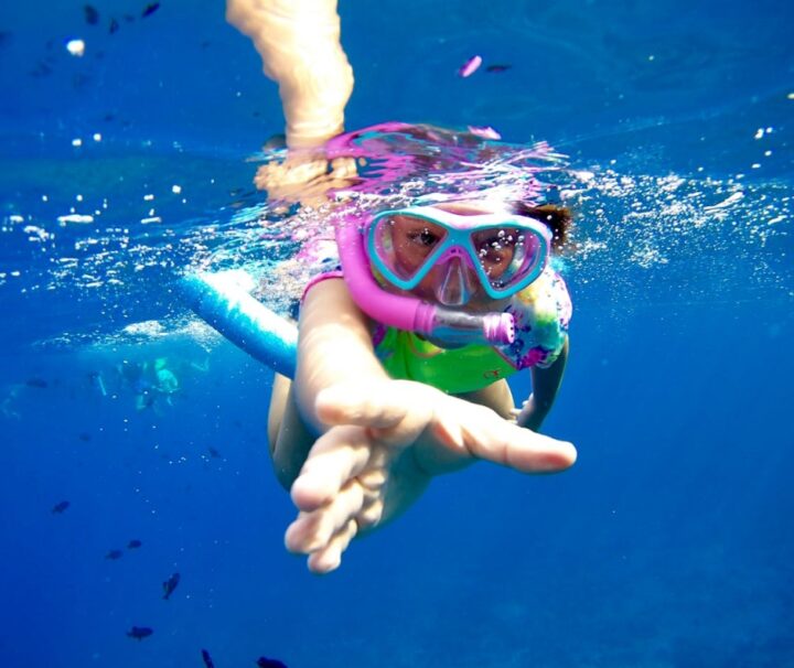 Kunde beim Schnorcheln während dem Hamata Insel Ausflug von Marsa Alam im Roten Meer Ägypten
