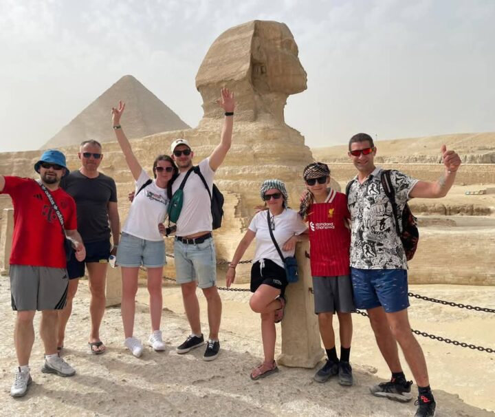 Deutsche Touristen genießen ihre Zeit bei Ausflüge von Hurghada zu den Pyramiden – ab Makadi Bay