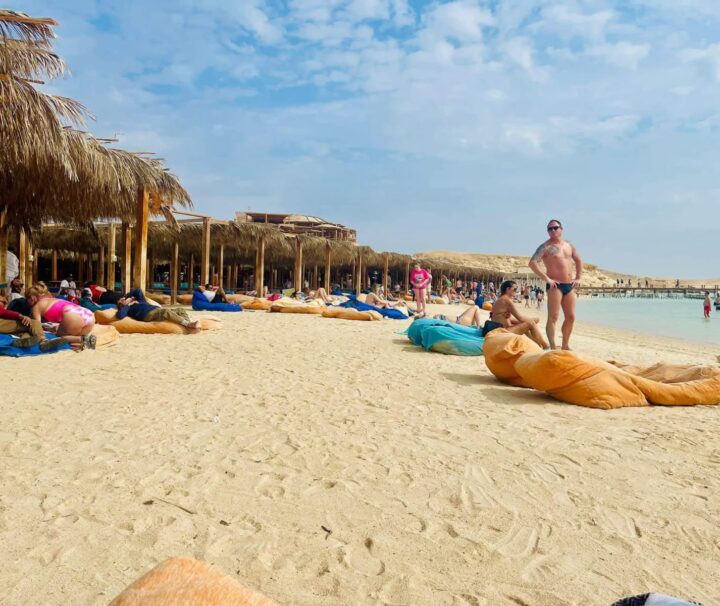Ausflug Orange Bay Hurghada mit weißem Sandstrand und türkisblauem Meer auf der Giftun-Insel