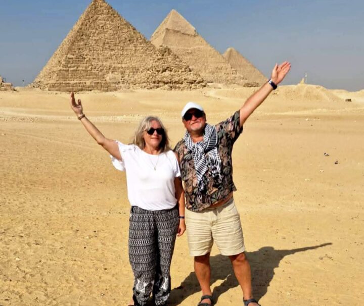 Zwei Touristen vor den Pyramiden von Cheops und Chephren in Gizeh, Ägypten – Kairo Tagestour mit flug ab Safaga