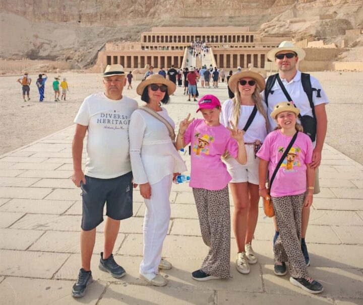 Ausflug El Quseir Luxor Tal der Könige privat mit deutscher Familie vor dem Hatschepsut Tempel in Luxor