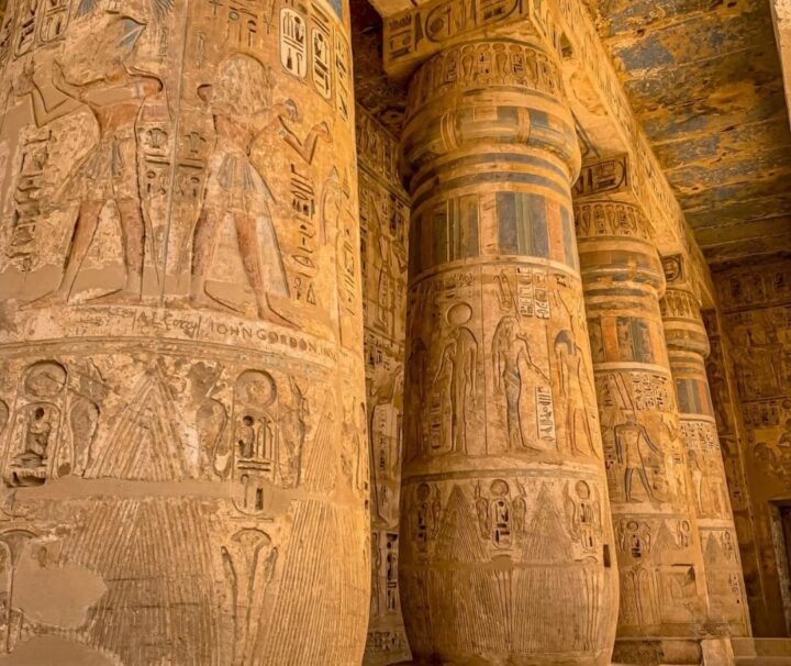 Medinet Habu Tempel Luxor Besuch im Rahmen der Luxor 2 Tage Rundreise ab El Quseir mit Hotel – gut erhaltene Farben und Reliefs im Tempel von Ramses III