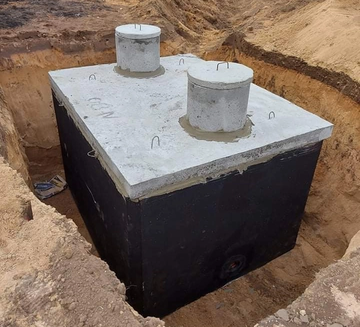 Szambo betonowe Łódź – montaż szczelnych zbiorników na ścieki