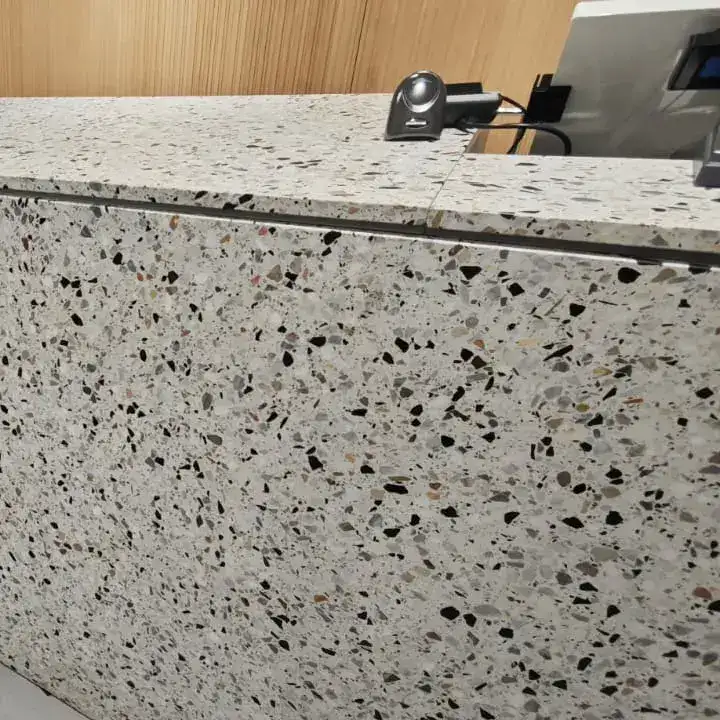2023-resina-ospedaliero51 END Milano banco cassa e pareti effetto Terrazzo