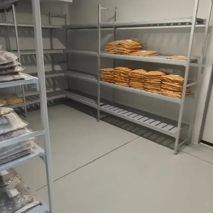 Cella frigorifera con pavimento in poliuretano cemento resistente a shock termici industria alimentare provincia di Como