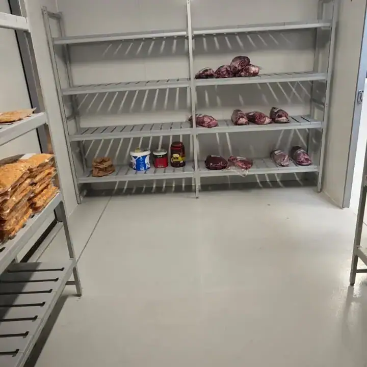 Magazzino alimentare a temperatura controllata con pavimento in resina epossidica multistrato antiscivolo HACCP