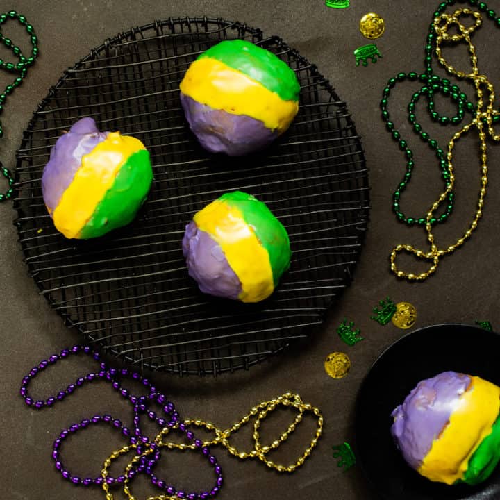 King cake doughnuts make single serving sizes instead of one large ring cake - everyone gets a single serving of Mardi Gras goodness. #mardigras #kingcake #doughnuts #donuts