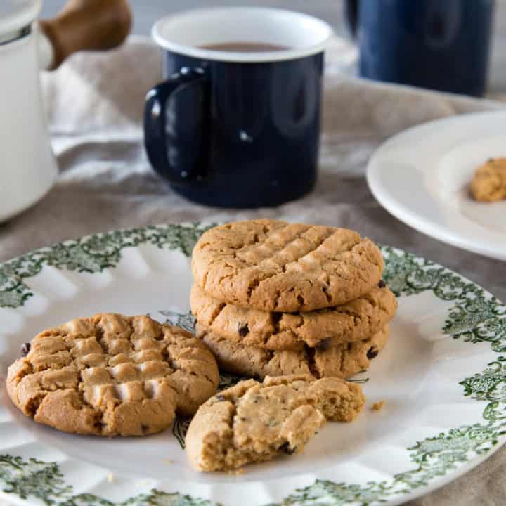 gluten free peanut butter chocolate chip cookies with only 5 ingredients!