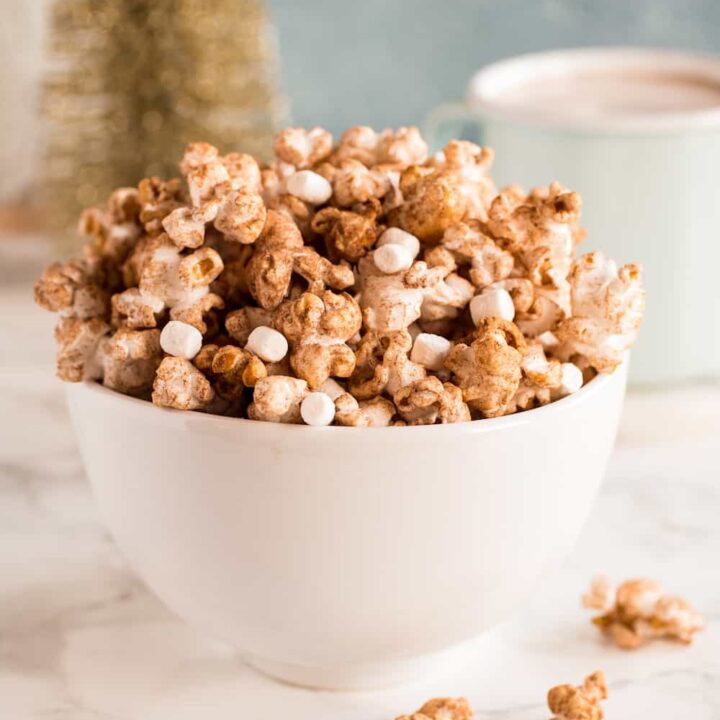 hot cocoa popcorn with marshmallow bits