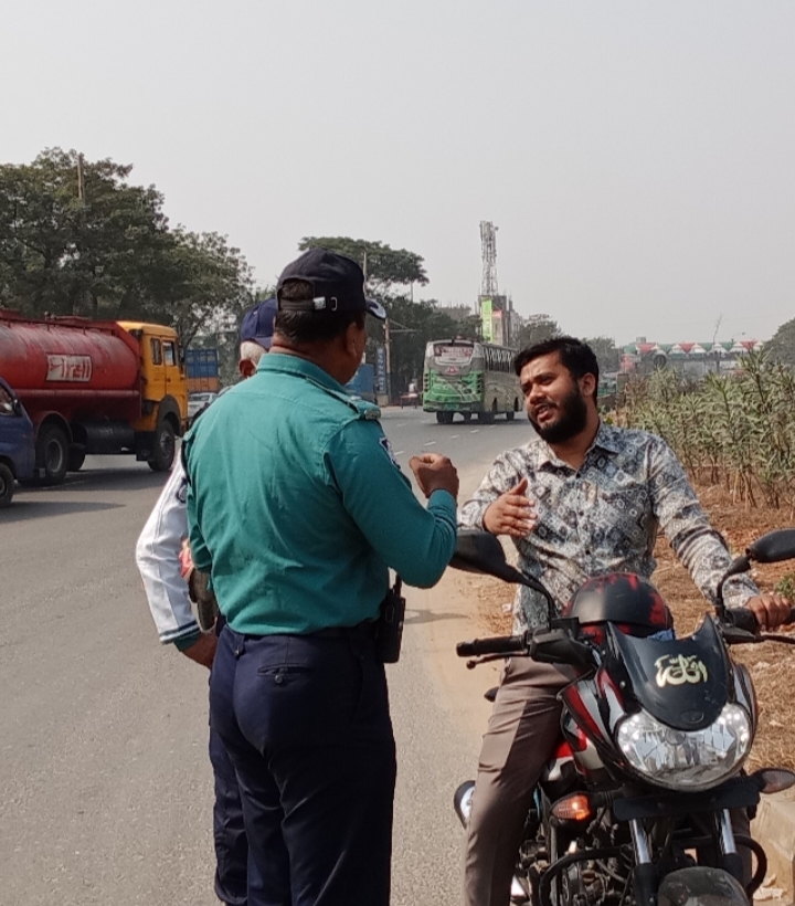 ট্রাফিক ওয়ারী বিভাগের  অবৈধ যানবাহনের বিরুদ্ধে সাঁড়াশি অভিযানে বদলে যাচ্ছে সড়কের পরিবেশ।