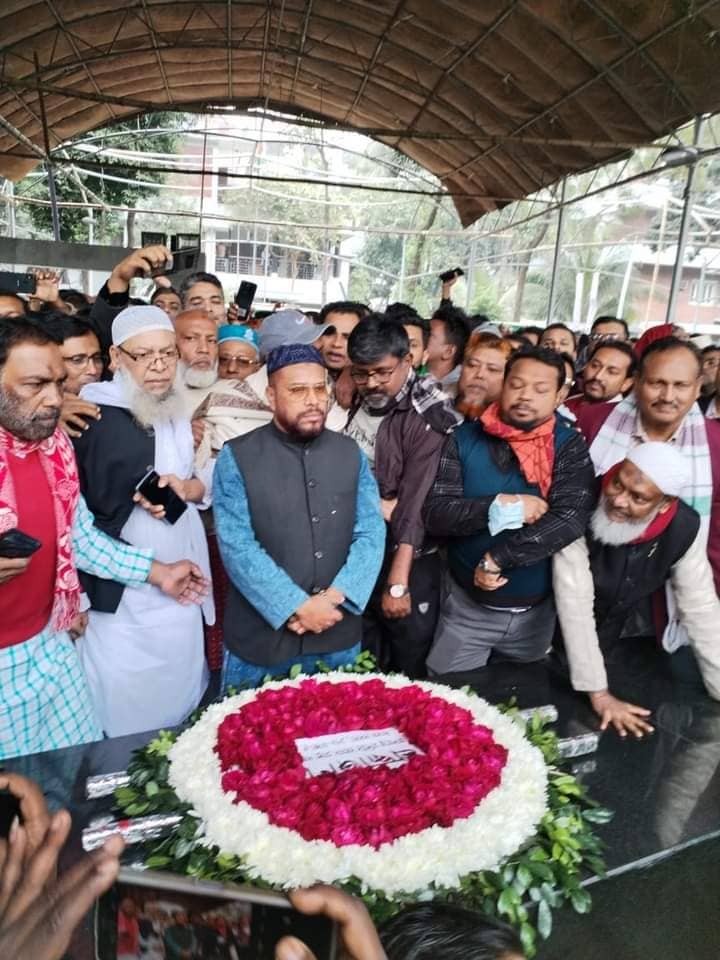 জাতির পিতার প্রতিকৃতিতে পুষ্পস্তবক অর্পণ করেন ঢাকা-৫ আসনের এমপি আলহাজ্ব মশিউর রহমান মোল্লা।