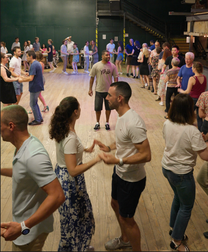 Deux élèves dansent la salsa lors d’un cours à l’école de danse Harold Paturet