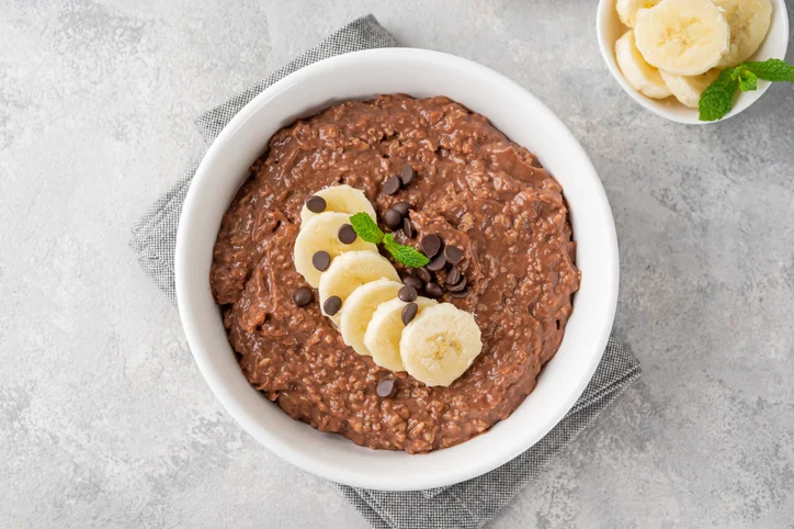 Receita de mingau com aveia, cacau e whey. Proteico, funcional e ideal para café da manhã ou pós-treino.