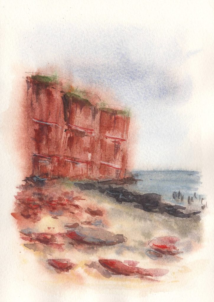 Aquarell der roten Felsenküste am Nordstrand von Helgoland mit steilen Felswänden, steinigem Sand, ruhigem Meer und hellem blau-grauen Himmel.