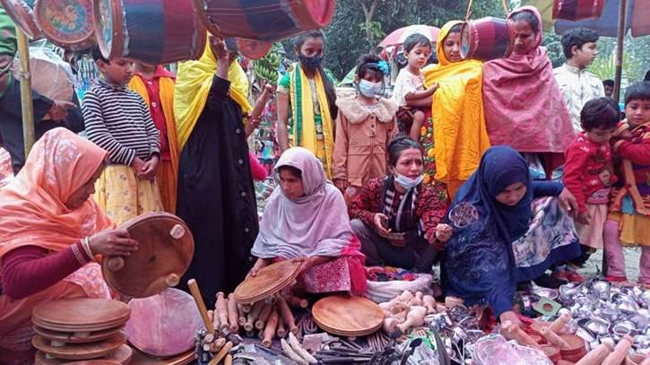 তাড়াশের নওগাঁয়  ঐতিহ্যবাহী বউ মেলা