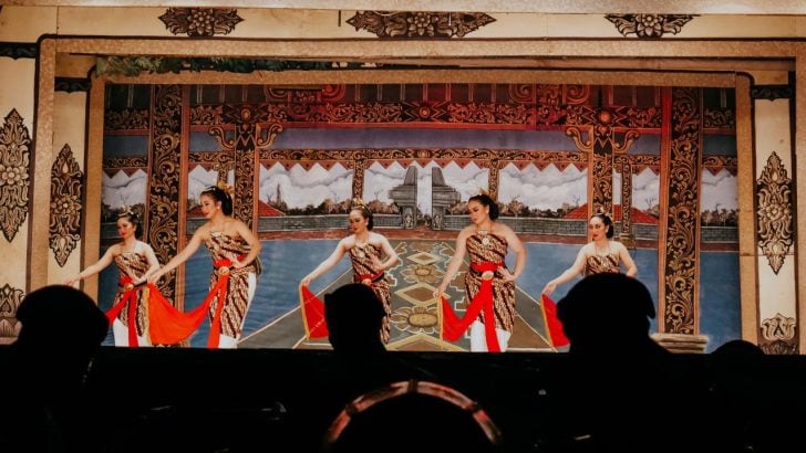 Empat penari di Wayang Orang Sriwedari Solo yang sedang berada di atas panggung memerankan salah satu kisah.