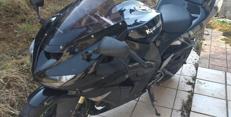 Un motard a été interpellé après plusieurs refus d’obtempérer à Villefranche-de-Rouergue. Identifié, les enquêteurs ont découvert des cigarettes de contrebande. Il a été condamné à une peine de prison avec sursie assortie d'une lourde amende. Les faits ont été dévoilés par la gendarmerie de l'Aveyron. Entre le 5 août 2026, un individu circulant au guidon d’une moto Kawasaki noire dépourvue de plaque d’immatriculation, refuse à plusieurs reprises d’obtempérer aux injonctions des patrouilles de la gendarmerie de Villefranche-de-Rouergue. Lors de sa fuite, l'intéressé multiplie les infractions au code de la route, empruntant notamment des trottoirs, circulant à contresens dans des giratoires et usant ponctuellement d'un dispositif lumineux visant à éblouir les gendarmes qui le suivent. Un trafic de cigarettes en plus des nombreuses infractions au code de la route Le 10 août, une patrouille de la brigade motorisée de Villefranche-de-Rouergue repère la Kawasaki et son pilote qui refuse une nouvelle fois le contrôle. Les investigations menées par les militaires permettent néanmoins d'identifier formellement le contrevenant puis de l'interpeller à son domicile où des cigarettes de contrebande dont il s'adonne au trafic sont par ailleurs découvertes. Déféré devant le procureur de la République de Rodez, le mis en cause a été condamné à une peine d’emprisonnement assortie d’un sursis probatoire, ainsi qu’à une forte amende. Sa moto a été définitivement confisquée et le tabac saisi détruit.